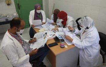 صحة كفر الشيخ: توقيع الكشف الطبى على ١٤٦٤ مواطن، والكشف المبكر عن الضغط والسكر ل٧٠ مريض