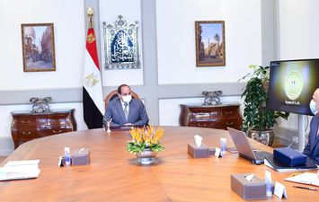 السيسي يجتمع مع رئيس الوزراء ومحافظ البنك المركزي