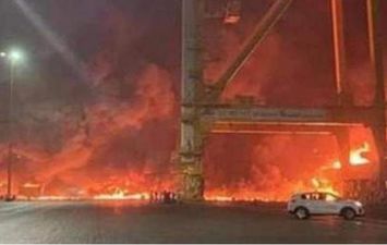 حريق بميناء جبل علي في دبي 