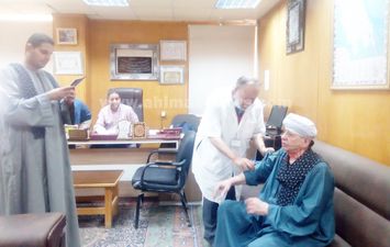 الشيخ ياسين التهامى يتلقى الجرعه الثانية لكورونا بمستشفى الايمان بأسيوط