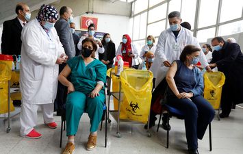 تلقيح الأطقم الطبية ضد كورونا في تونس