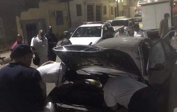 خبراء المفرقعات يفحصون سيارة بجوار مكتب بريد نجع حمادي