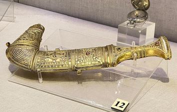 خنجر له جراب من الذهب مرصع بالأحجار الكريمة بمتحف المركبات الملكية