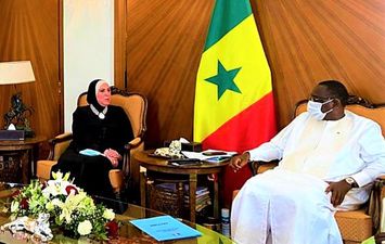 وزيرة التجارة والصناعة والرئيس السنغالى 