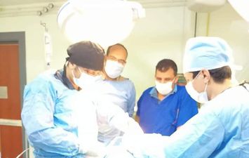 استخراج جسم خشبى اخترق صدر مواطن بكفر الشيخ ووكيل الصحة تشيد بالفريق الطبى