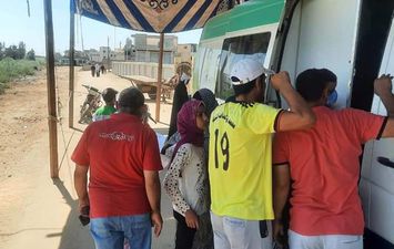 إقبال كبير من المواطنيين علي القافلة الطبية بقرية الحلمية بكفر الشيخ وتوقيع الكشف على ١٨٤٠ حالة