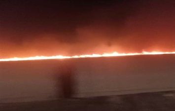 حريق هائل على الطريق الإقليمي بمدينة 15 مايو 
