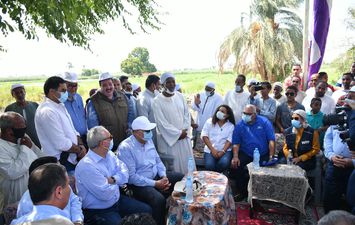 وزير الزراعة ومحافظ الأقصر يتفقدان الأنشطة الزراعية بقرية البغدادي