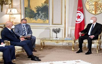 الرئيس التونسي يلتقي وزير خارجية اليونان 