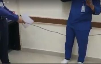  طبيب يجبر ممرض على السجود والصلاة لكلبه