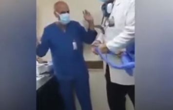 طبيب يعذب ممرض 