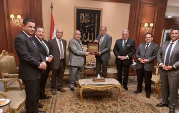 قضاة مصر يقدم درع النادي لرئيس المحكمة الدستورية العليا تقديرًا لمجهوداته