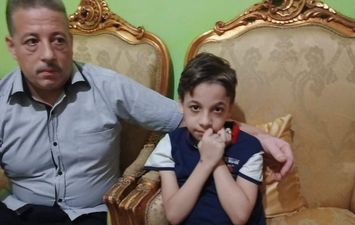 صورة مروان مع والده 