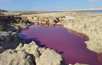 ظهور مياه حمراء اللون غامضة قرب البحر الميت