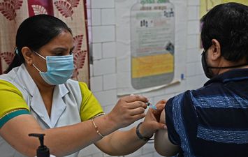 تلقي تطعيم لقاحات كورونا في الهند