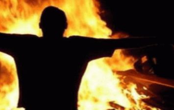 شاب يشعل النيران في جسده