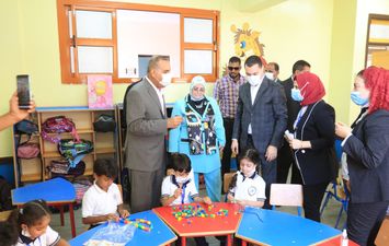 محافظ كفر الشيخ يتفقد  الدراسة في الأسبوع الأول بالمدرسة الدولية الحكومية للغات 