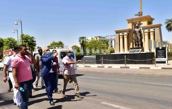 محافظ يتابع الاستعدادات لاحتفالية افتتاح طريق الكباش