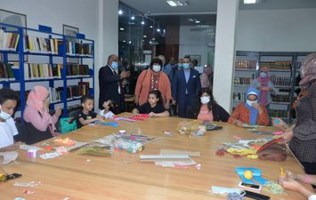 وزيرة الثقافة تتفقد مكتبة مصر العامة بالأقصر