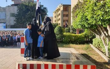 رئيس قرية بمدينة دسوق ترافق أبناء شهيد أثناء ذهابهم للمدرسة 