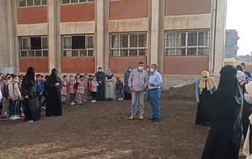 رش وتعقيم المدارس للحد من انتشار فيروس كورونا المستجد بمدينة الحامول 