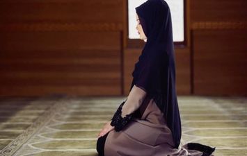 تغطية قَدَم المرأة في الصلاة