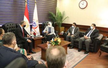 السفير الأمريكي في مصر مع وزيرة الصحة