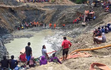 انهيار أرضي بموقع تعدين في إندونيسيا