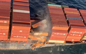  سقوط أكثر من 100 حاوية من سفينة شحن تعرضت للحريق في كندا 