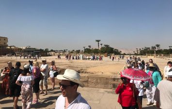 آلاف السائحين يزورون معبد الكرنك اليوم 