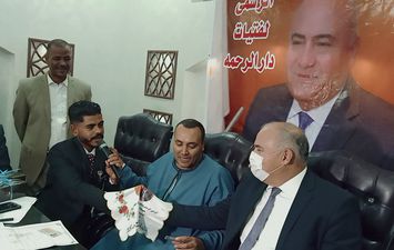 محافظ قنا وكيلا لعقد قران عروس يتيمة في نجع حمادي