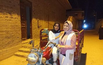 محررة أهل مصر أثناء لقائها مع فاطمة بهنسي أول سائقة تروسيكل في قنا