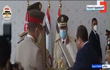مدير الكلية الحربية يهدي المصحف الشريف للرئيس السيسي