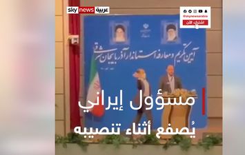 مواطن يصفع مسؤول إيراني على وجهه