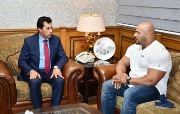 وزير الرياضة مع بيج رامي 