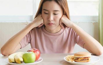 أنظمة غذائية تسبب الاكتئاب