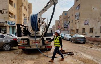 حملات نظافة وتطهير بيارات الصرف الصحى وصفايات الأمطار بشوارع مدينة برج البرلس 