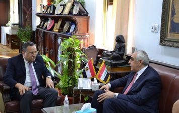 رئيس جامعة الإسكندرية وسفير العراق 