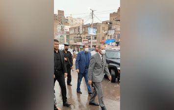 محافظ كفر الشيخ يتفقد أحياء وشوارع العاصمة أثناء هطول الأمطار 
