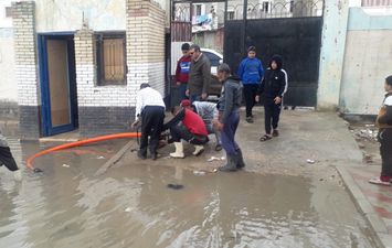 محافظ كفر الشيخ يتفقد الشوارع ويتابع أعمال رفع المياه بالمدن والقرى (صور)
