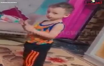 الطفل الصغير يرقص بالسنجة في حضور وتشجيع أمه