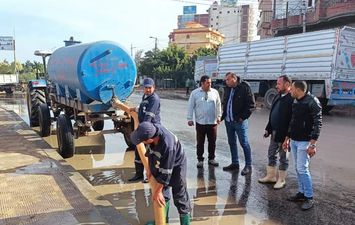 استمرار مواجهة التغيرات المناخية وسقوط الأمطار بشوارع مدينة دسوق 