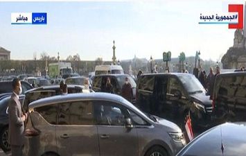 الرئيس السيسي يغادر مقر إقامته للمشاركة فى مؤتمر باريس بشأن ليبيا