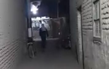 القبض على مختل عقليًا يتجول بآلة حادة في شوارع قرية الحرزات بقنا