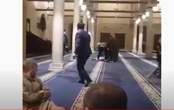 تعدى الشيخ مبروك عطيه على احد الاشخاص فى المسجد 