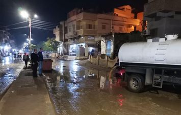 جهود مكثفة لكسح مياه الأمطار وتأمين وصيانة الكهرباء في مركز ومدينة بيلا 