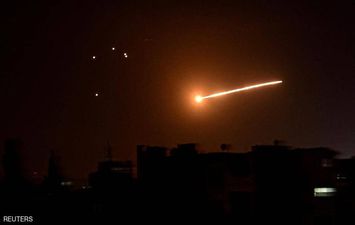 سوريا تتصدى لضربة جوية إسرائيلية في سماء مدينة حمص