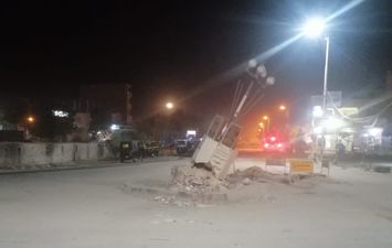 سيارة نقل تهدم النصب التذكاري لقرية الكلاحين في قنا