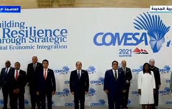 صورة تذكارية تجمع الرئيس السيسي مع القادة المشاركين في قمة  &quot;الكوميسا&quot;