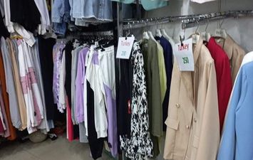 ضبط محل لبيع الملابس محلية الصنع على انها مستوردة